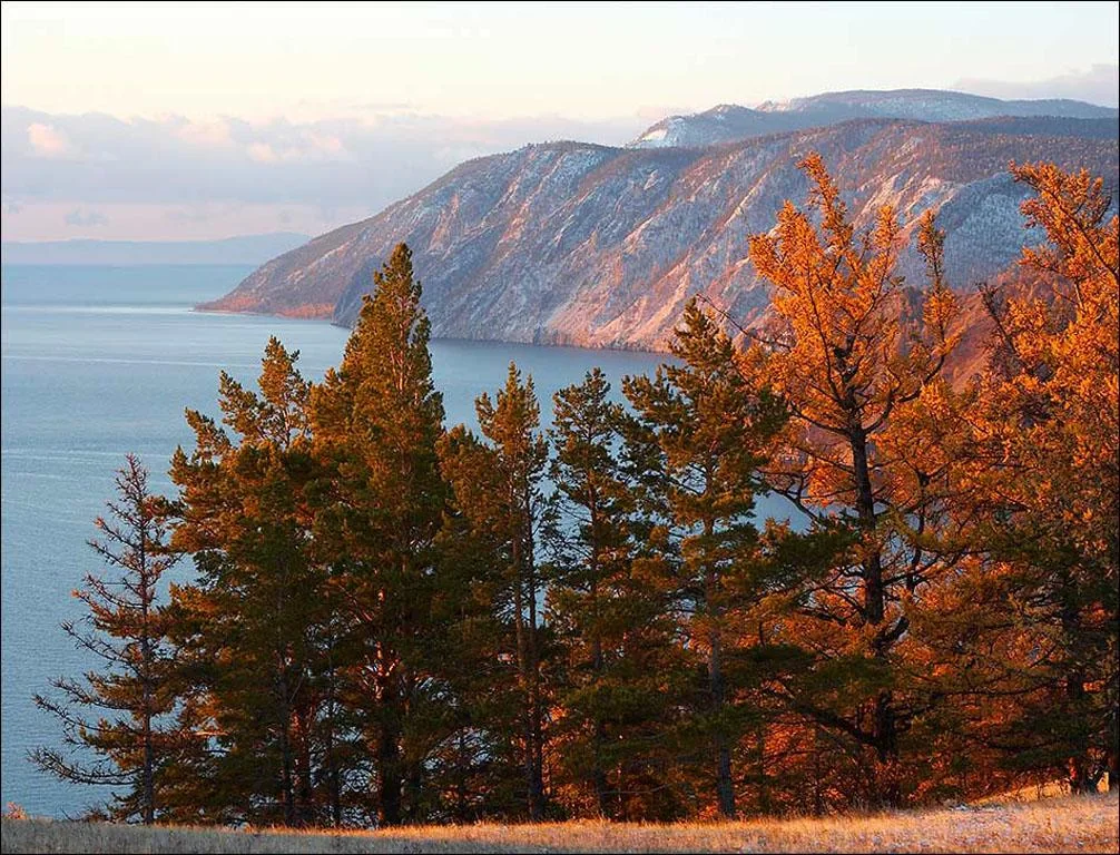 Осенний Байкал — скалистый берег Ольхона и прозрачная вода