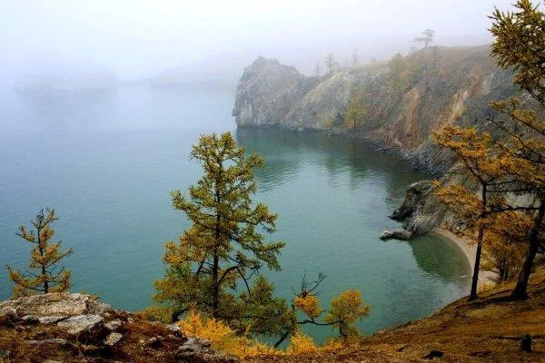 Скала Шаманка на Ольхоне осенью у берега Байкала